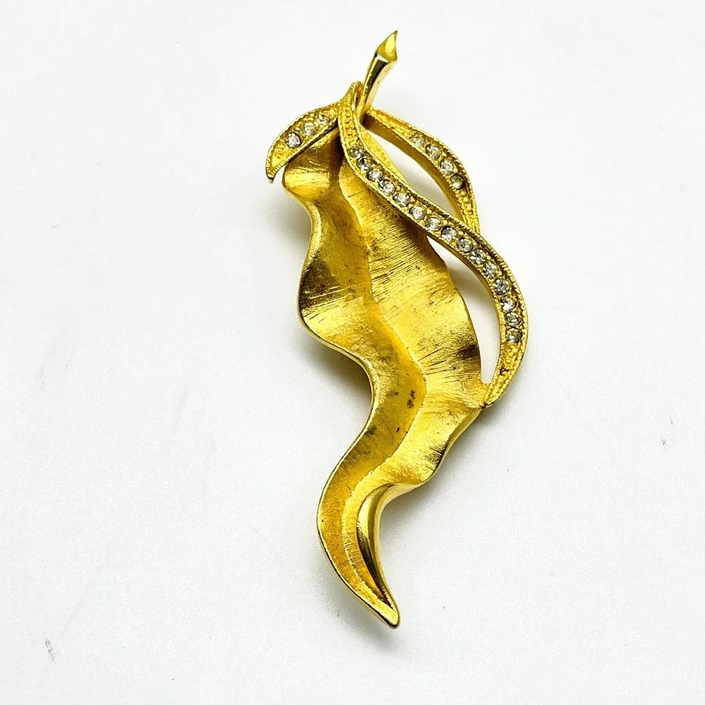 Signed Tara Gold Tone Abstract Leaf Brooch Pin Openwork Vintage Modernist